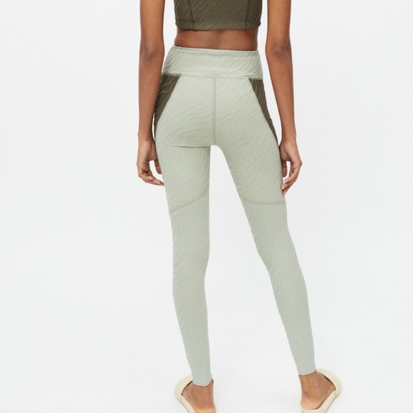 Urban Outfitters Twenty Montreal 3D Activewear leggings with pockets Size sm - Picture 3 of 8